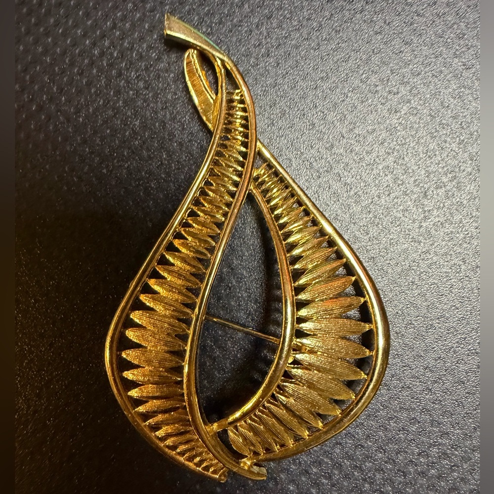 Vintage openwork gold-tone brooch